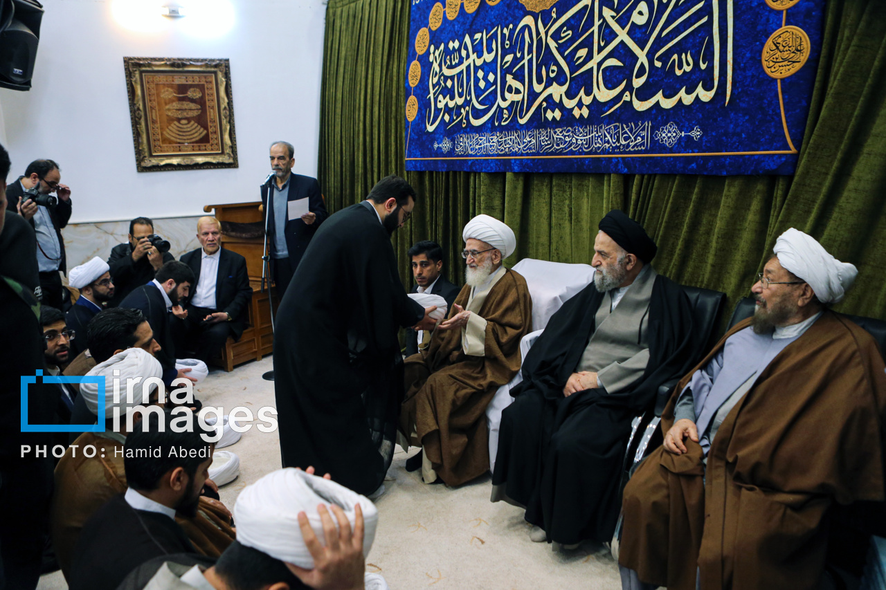 Iran : cérémonies de remise des turbans aux étudiants de l'école de théologie de Qom 