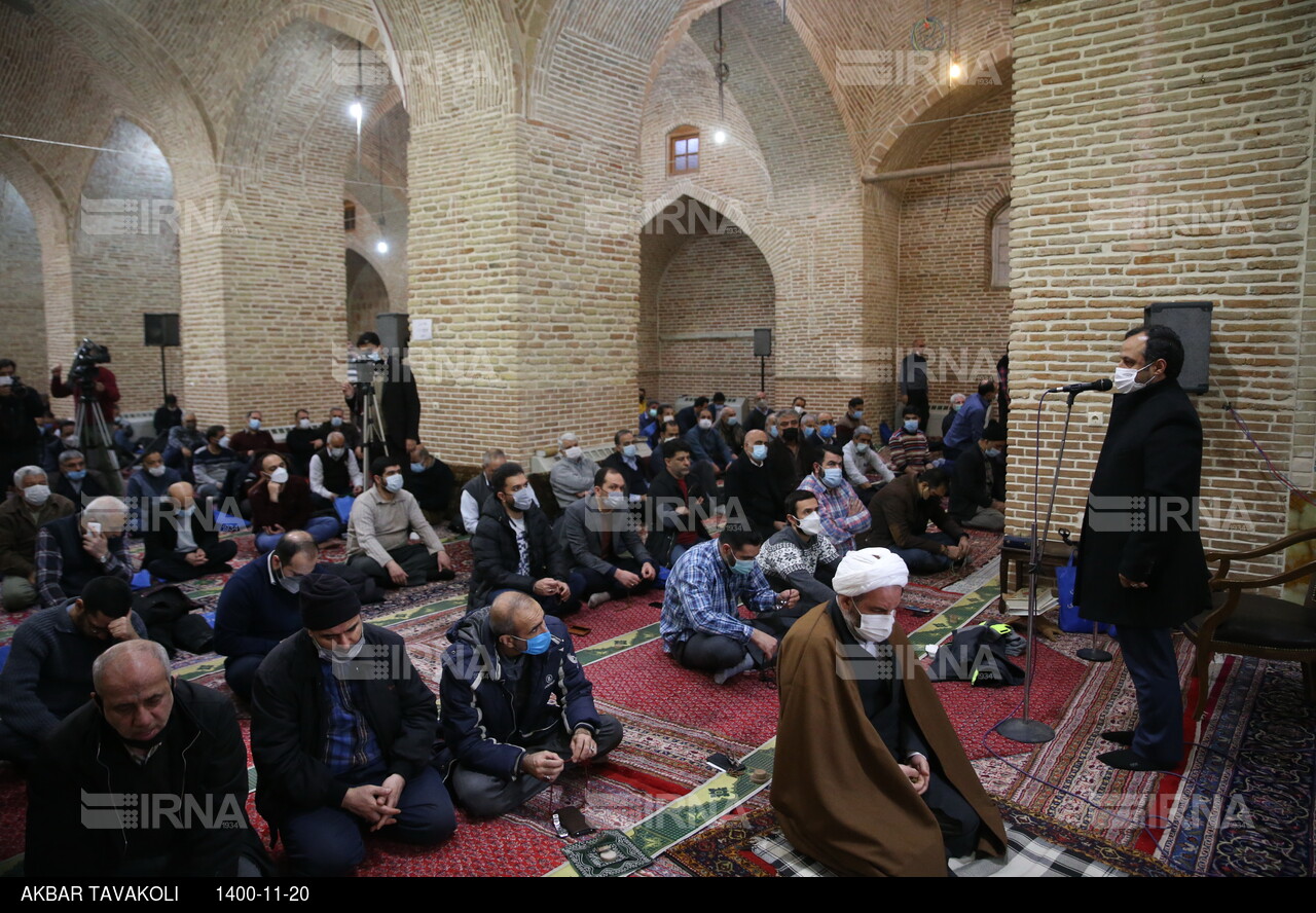 حضور وزیر امور اقتصاد و دارایی در مسجد جامع بازار تهران