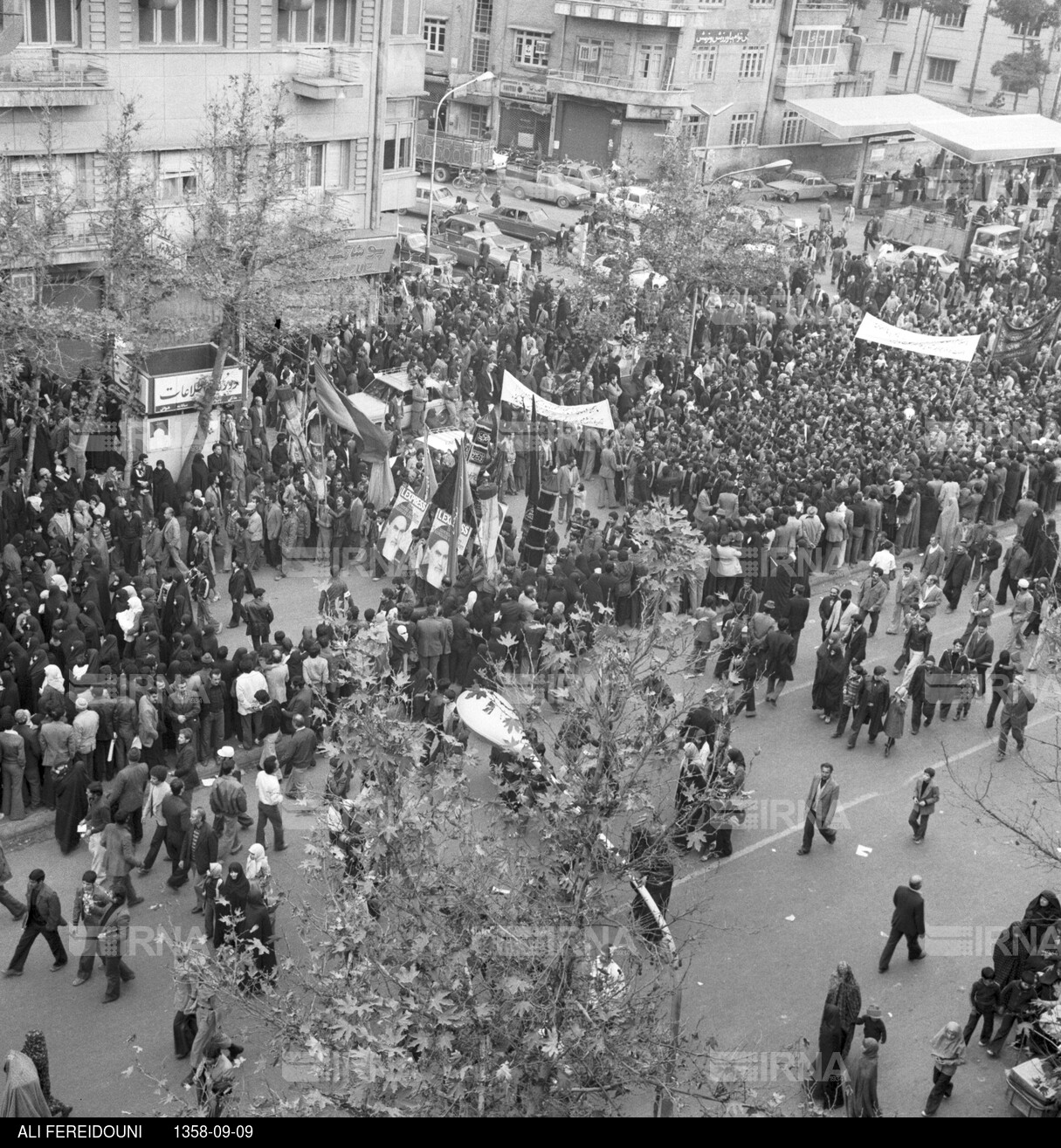 راهپیمایی مردم تهران و نماز جمعه در روز عاشورای حسینی