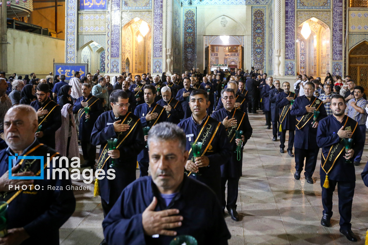 آیین لاله گردانی خادمان حرم شاهچراغ در شهادت امام رضا (ع)