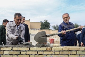 Le Président Pezeshkian participe à la construction d'une école