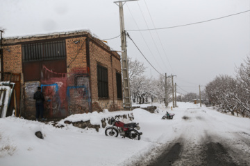 بارش برف زمستانی در روستای اسکندان اسکو