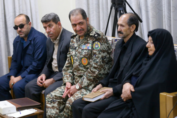 La rencontre des familles des récents martyrs de la DCA iranienne le Leader de la RII