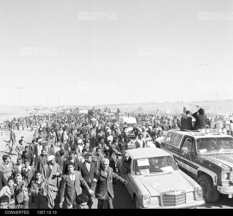 استقبال مردم قم از امام خمینی در هنگام ورود به این شهر