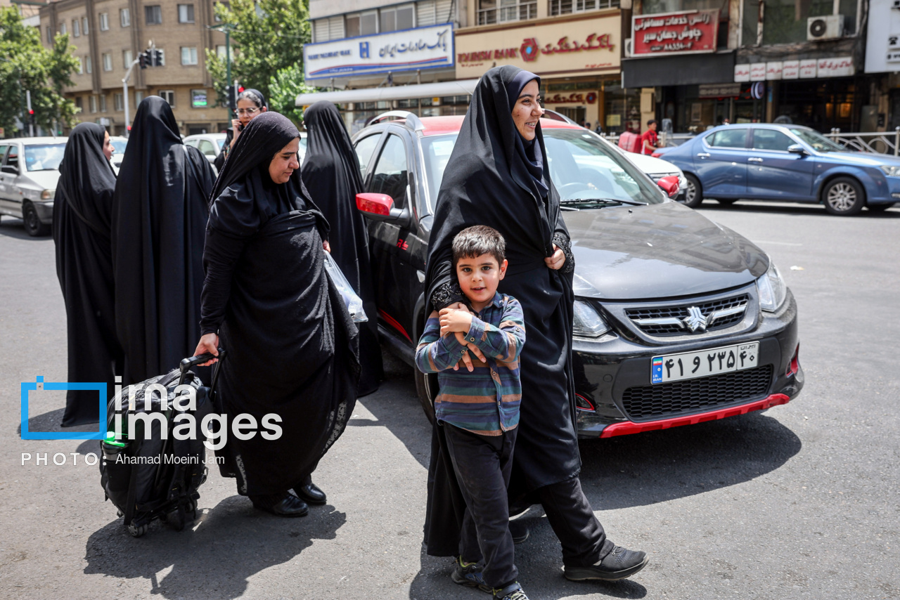 نوبت دوم آزمون سراسری ۱۴۰۳- انتظار خانواده ها در محوطه دانشکده اقتصاد دانشگاه تهران