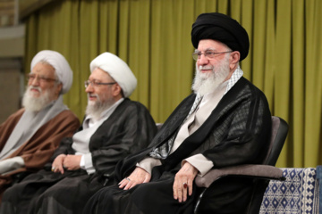 L’ayatollah Khamenei reçoit un groupe de responsables iraniens, d'ambassadeurs des pays islamiques