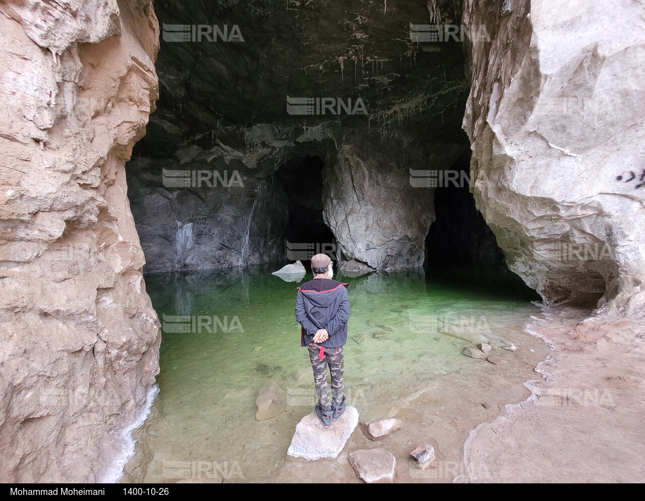 غارهای نمکی و دریاچه‌های سبز گرمسار