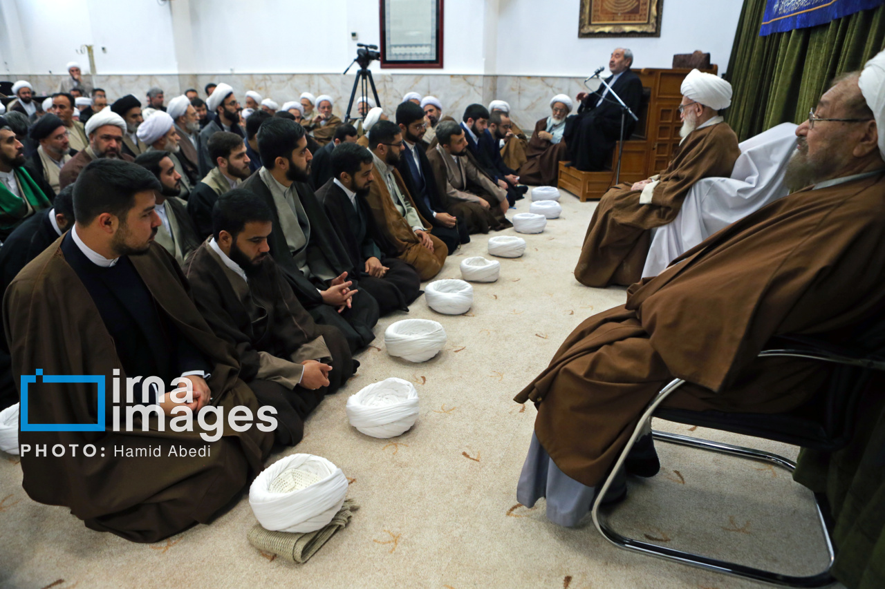 Iran : cérémonies de remise des turbans aux étudiants de l'école de théologie de Qom 