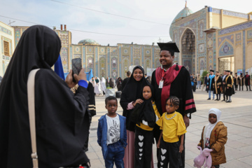 Téhéran (IRNA)-La cérémonie de remise des diplômes de 500 étrangers de 22 nationalités différentes, qui viennent de terminer leurs études dans les universités iraniennes, a eu lieu ce jeudi après-midi (12 décembre 2024) à l'université de Chiraz et dans le sanctuaire sacré de Shahcheragh (PSL). (Photo : Reza Qaderi)