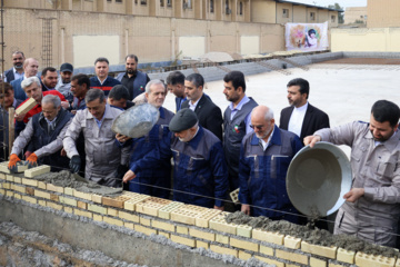 Le Président Pezeshkian participe à la construction d'une école