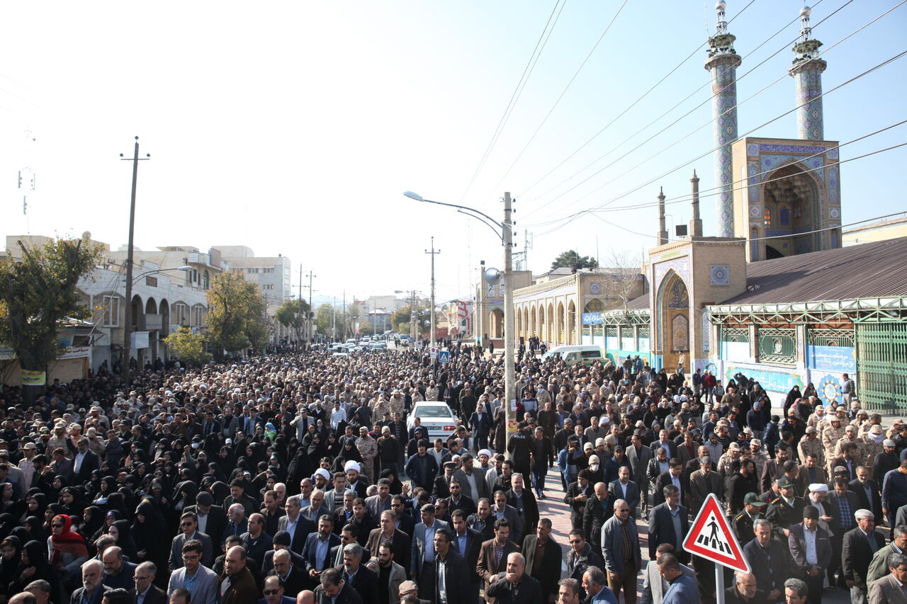 پیکر مطهر شهید «ایرج جواهری» در کرمانشاه تشییع شد