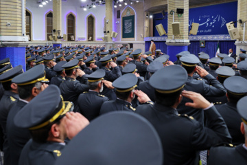 Le Leader de la Révolution islamique, l'Ayatollah Khamenei, reçoit des commandants de l'armée de l'air et de la défense aérienne, le vendredi 7 février 2025. (leader.ir)