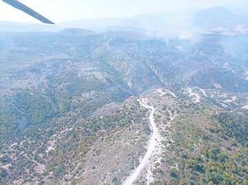 عملیات لکه‌گیری آتش جنگل‌ جهان‌نمای گلستان با ورود بالگرد شتاب گرفت