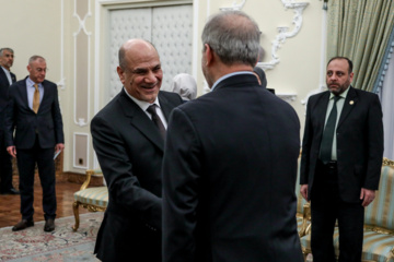 Le président du Parlement irakien, Mahmoud Al-Mashhadani, a rencontré ce lundi après-midi 3 février 2025 (15 Bahman 1403) le président iranien, Masoud Pezeshkian, pour des discussions et des échanges bilatéraux. (Mohammad Mahdi Pourarabe-IRNA)