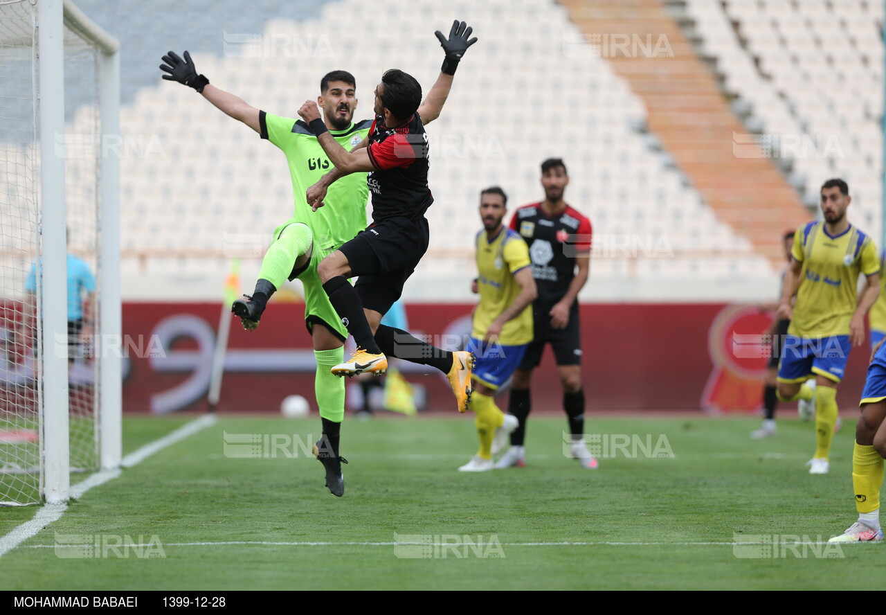 دیدار تیم های فوتبال پرسپولیس و نفت مسجد سلیمان