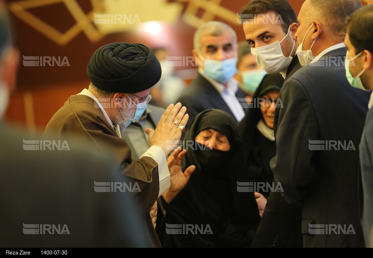 سفر رئیس جمهوری به استان اردبیل - دیدار رییس جمهوری با نخبگان علما، خانواده شهدا ، ایثارگران و جمعی از اقشار مختلف مردم استان اردبیل