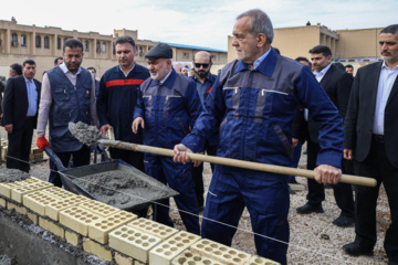 Le Président Pezeshkian participe à la construction d'une école