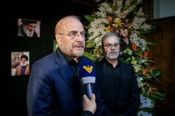 La cérémonie de condoléances pour le martyre de Sayed Hassan Nasrallah (Que sa demeure soit au Paradis) a eu lieu ce lundi 30 septembre 2024 au bureau du Hezbollah libanais  à Téhéran. Photo: Asghar Khamseh