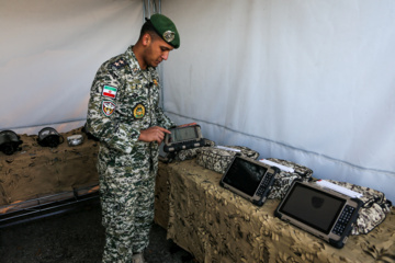 
Des véhicules tactiques, des drones et des systèmes de surveillance audio rejoignent les forces terrestres de l'armée iranienne
