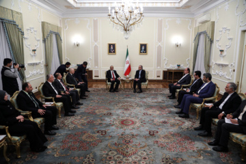 Le président du Parlement irakien, Mahmoud Al-Mashhadani, a rencontré ce lundi après-midi 3 février 2025 (15 Bahman 1403) le président iranien, Masoud Pezeshkian, pour des discussions et des échanges bilatéraux. (Mohammad Mahdi Pourarabe-IRNA)