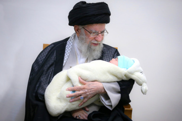 La rencontre des familles des récents martyrs de la DCA iranienne le Leader de la RII