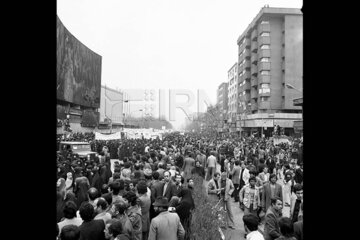 ۱۹ بهمن ۱۳۵۷، راهپیمایی مردم تهران در حمایت از امام خمینی(ره)