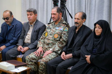 La rencontre des familles des récents martyrs de la DCA iranienne le Leader de la RII