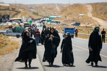 Peregrinos caminan hacia Mashhad para conmemorar el aniversario del martirio del Imam Reza (P)