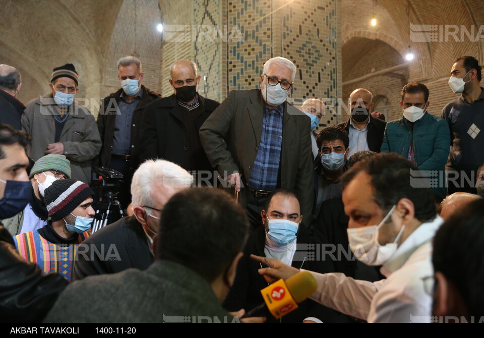 حضور وزیر امور اقتصاد و دارایی در مسجد جامع بازار تهران