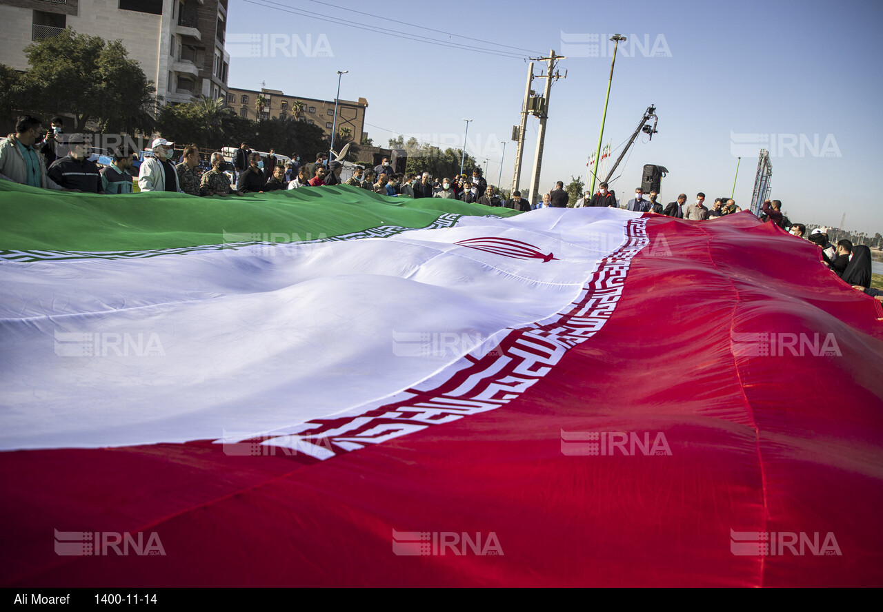 برافراشتن پرچم جمهوری اسلامی ایران به مناسبت دهه فجر در اهواز