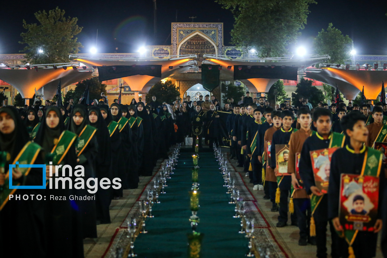 آیین لاله گردانی خادمان حرم شاهچراغ در شهادت امام رضا (ع)