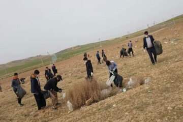 حاشیه روستای «گل‌سليمان آباد» میاندوآب در آستانه روز طبیعت پاکسازی شد