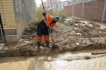 بسیج همگانی برای پاکسازی گل و لای سیل در مهاباد