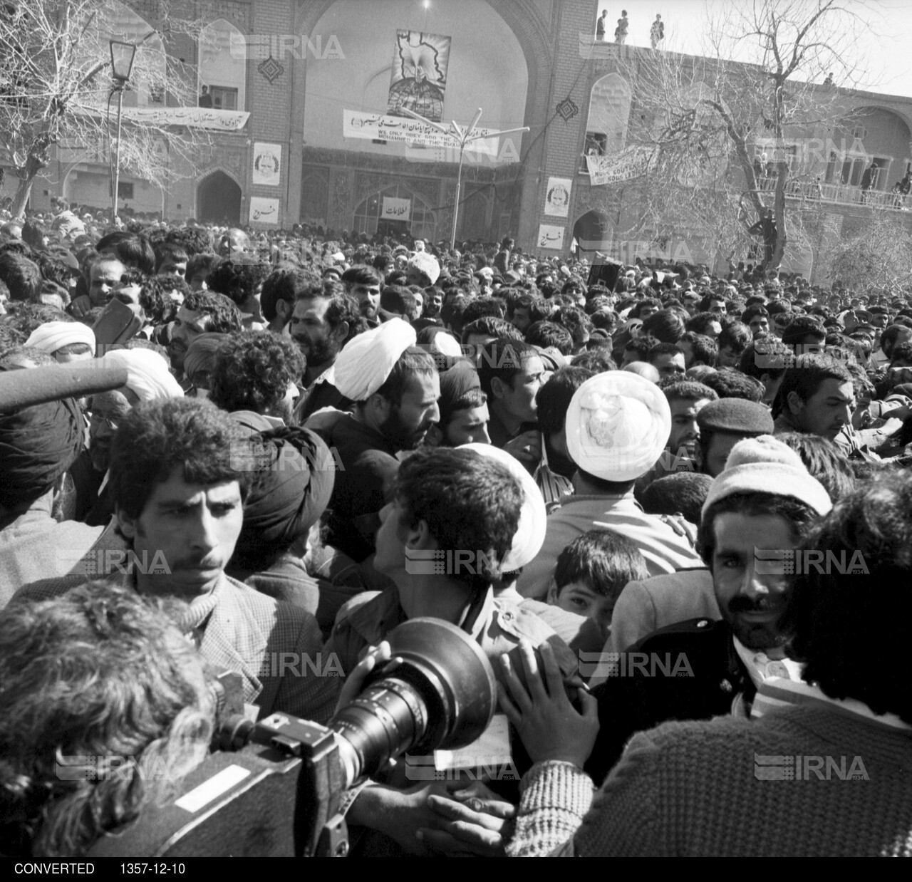 استقبال مردم قم از امام خمینی در هنگام ورود به این شهر