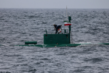 La parade des navires de surface et sous-marins, des frégates, des navires lance-missiles, des navires de transport et des sous-marins a eu lieu, ce mardi 25 février 2025, lors du dernier jour de l'exercice militaire conjoint 1403, en présence du général de brigade Seyyed Abdolrahim Mousavi, commandant en chef de l'Armée, et du vice-amiral Habibollah Sayyari, chef d'état-major et vice-coordonnateur de l'Armée, dans la mer d'Oman.