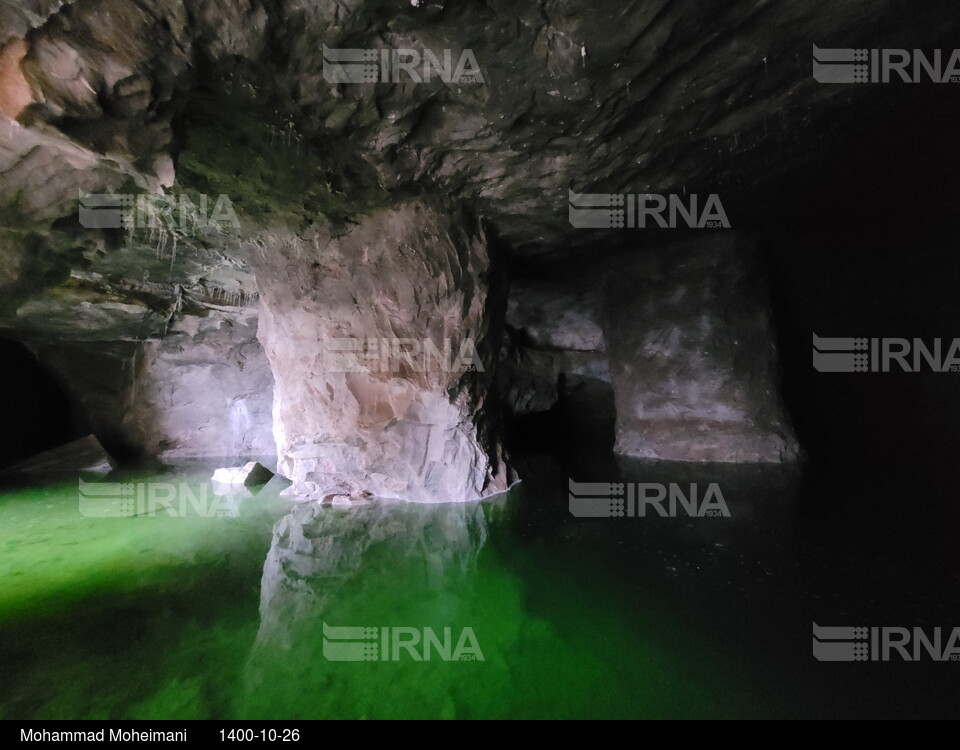 غارهای نمکی و دریاچه‌های سبز گرمسار