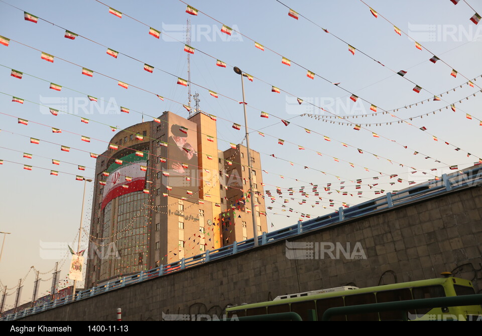 آذین بندی مسیر اصلی راهپیمایی ۲۲ بهمن در تهران