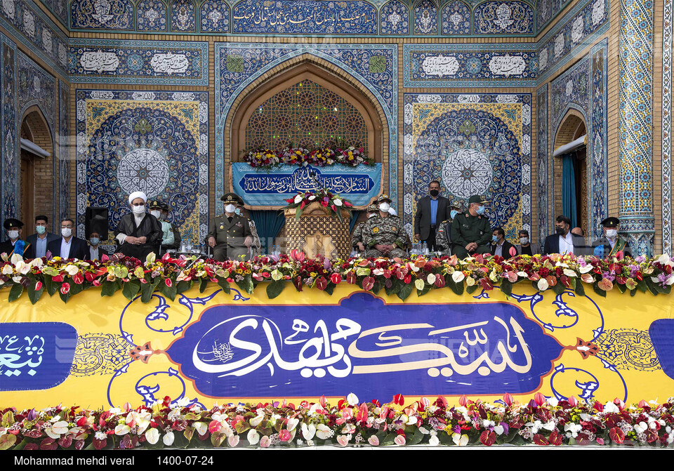 مراسم صبحگاه مشترک نیروهای نظامی و انتظامی در مسجد جمکران