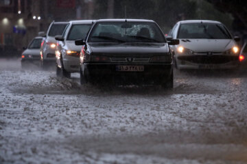 رگبار باران بهاری در همدان