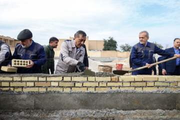 Le Président Pezeshkian participe à la construction d'une école