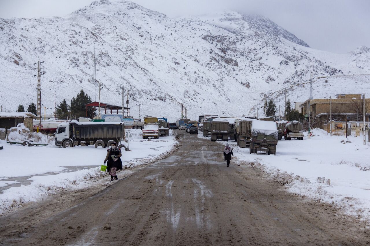 بارش برف و کولاک راه 30 روستای تکاب را بست