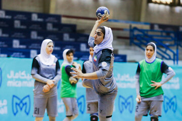 Entrenamiento del equipo femenino iraní de balonmano 
