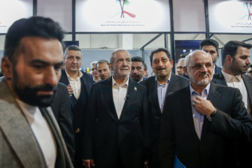 Le président iranien visite l'exposition commerciale internationale avec l'Eurasie