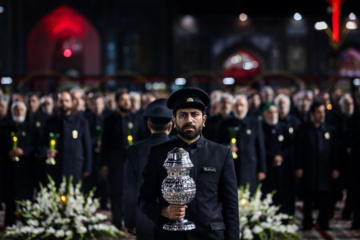 La cérémonie de commémoration du triste anniversaire du martyre de l'Imam Ali Ibn Mussa al-Reza (béni soit-il) a eu lieu mardi soir (3 septembre 2024) à Machhad en présence des serviteurs, des pèlerins et des personnes en deuil du 8ème Imam, l'Imam Reza, (Que le Salut de Dieu soit sur lui et sur sa descendance), à la Cour du Grand Prophète de son saint sanctuaire au nord-est de l’Iran. Photo : Mohsen Bakhshandeh