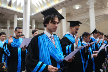 Téhéran (IRNA)-La cérémonie de remise des diplômes de 500 étrangers de 22 nationalités différentes, qui viennent de terminer leurs études dans les universités iraniennes, a eu lieu ce jeudi après-midi (12 décembre 2024) à l'université de Chiraz et dans le sanctuaire sacré de Shahcheragh (PSL). (Photo : Reza Qaderi)