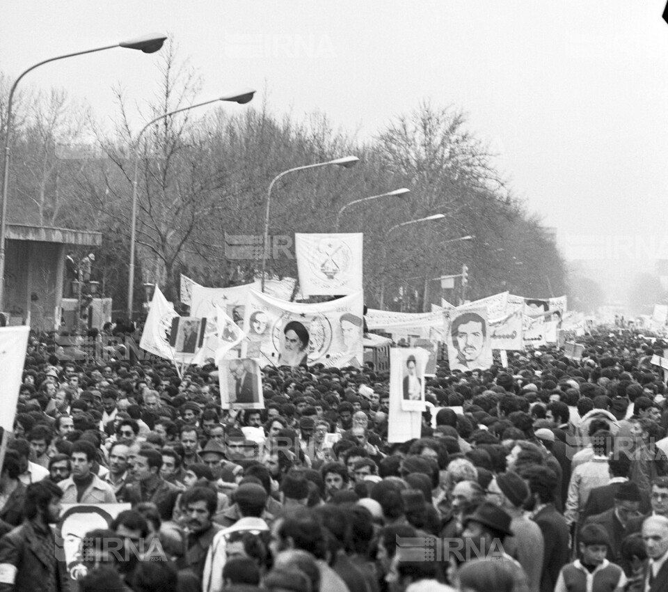 راهپیمایی مردم تهران برای پشتیبانی از دولت مهندس بازرگان