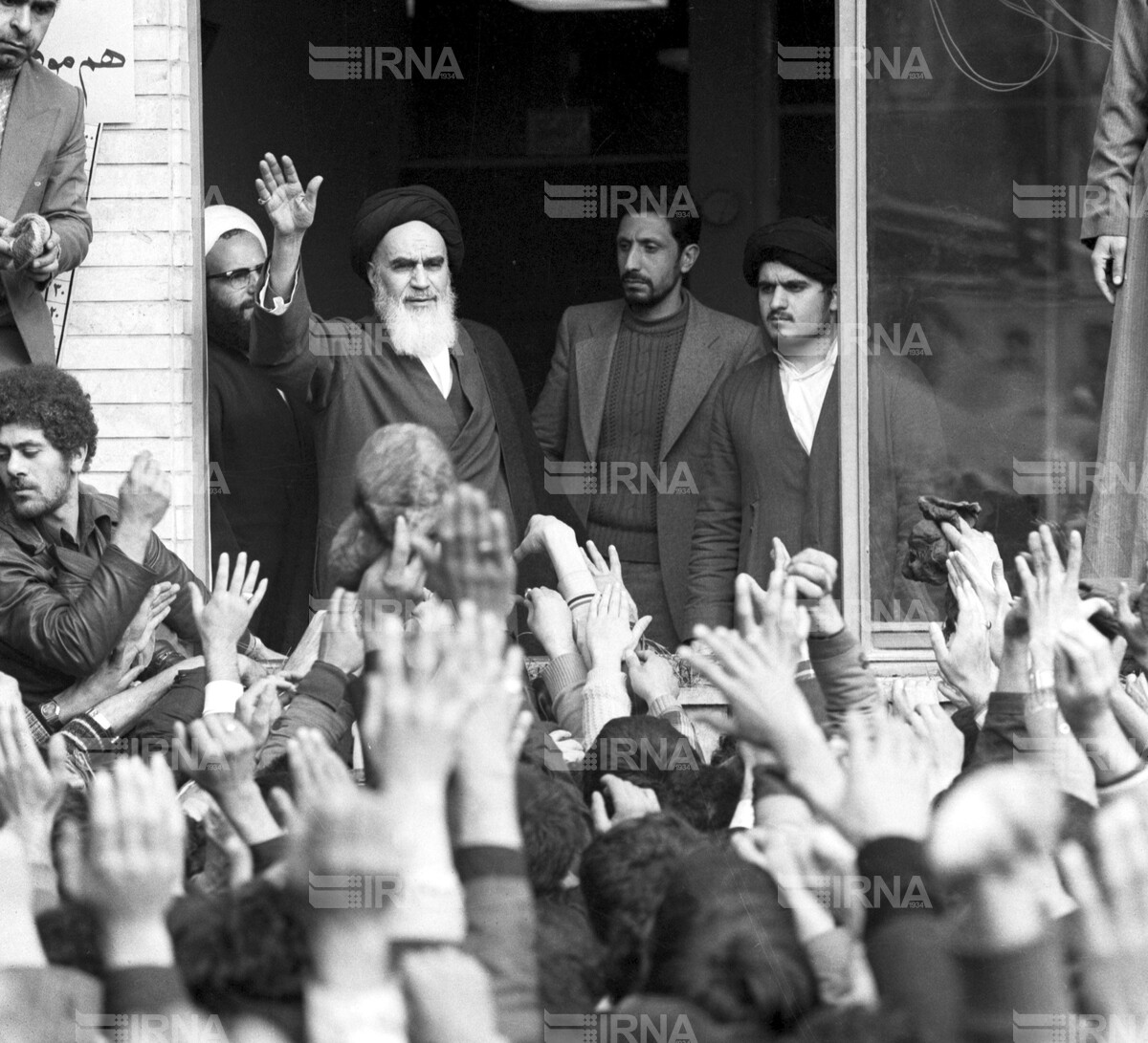 دیدار اقشار مختلف مردم با امام خمینی بنیانگذار جمهوری اسلامی در مدرسه علوی