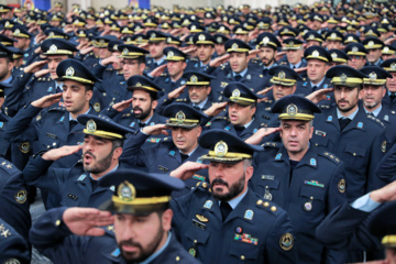 Le Leader de la Révolution islamique, l'Ayatollah Khamenei, reçoit des commandants de l'armée de l'air et de la défense aérienne, le vendredi 7 février 2025. (leader.ir)