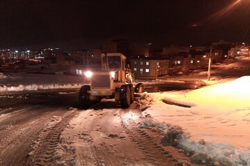 برف‌روبی شبانه معابر عمومی مهاباد