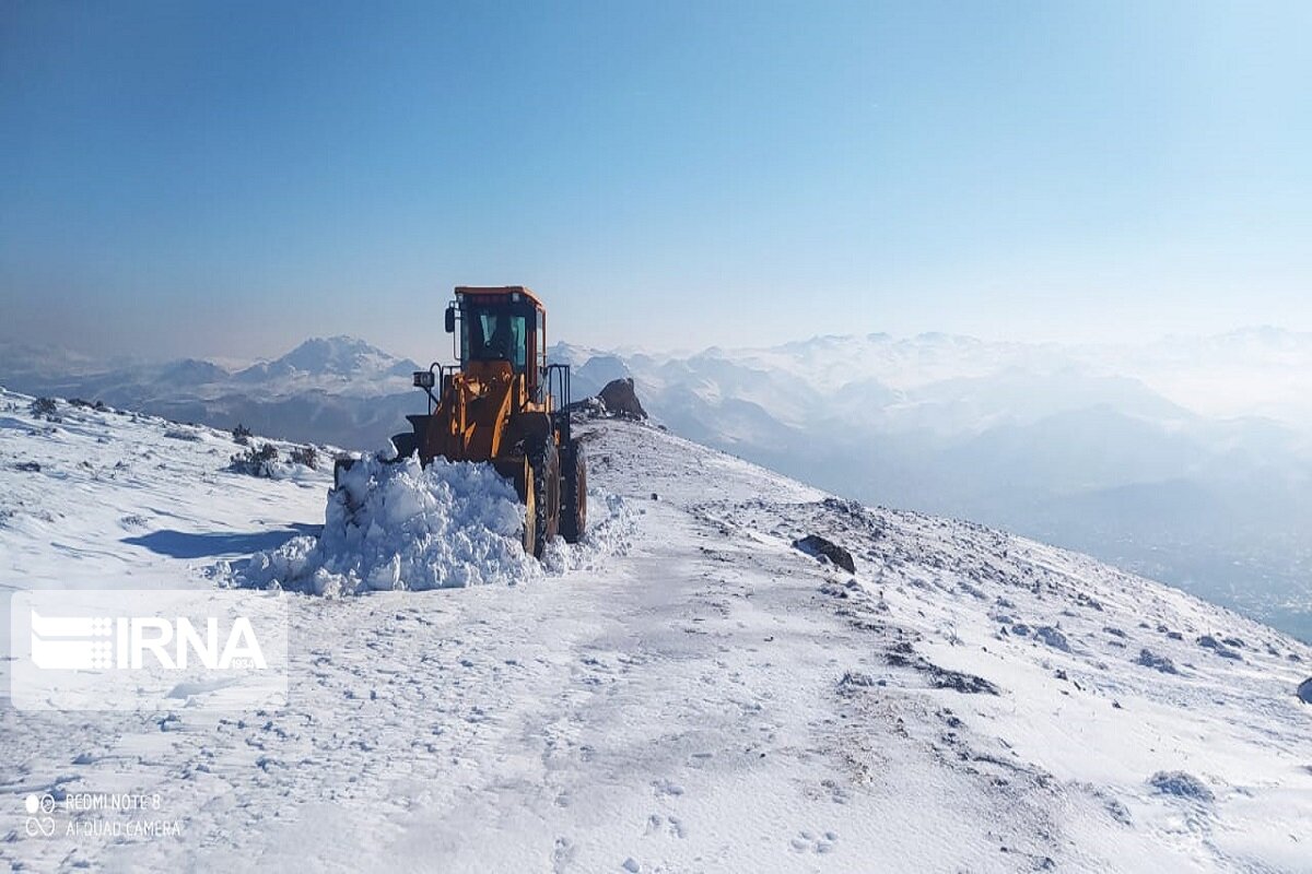 بارش برف و کولاک راه ارتباطی ۱۲۰ روستای هشترود را بست